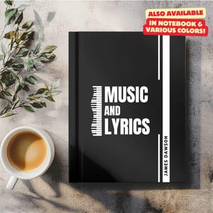 Könnte beinhalten: Schwarzes Hardcover-Journal mit weißem Text, der "MUSIC AND LYRICS" lautet, mit einer stilisierten Klaviertastengrafik. Der Name des Autors, "JAMES DAWSON", ist vertikal auf der rechten Seite des Covers gedruckt.