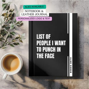 Op de afbeelding: Een zwart notitieboek met de witte tekst "LIST OF PEOPLE I WANT TO PUNCH IN THE FACE". Het notitieboek heeft een witte verticale streep en de naam "BOBBIE SMITH" aan de zijkant. Een kopje koffie en groen zijn op de achtergrond.