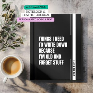 以下が含まれることがあります： 「THINGS I NEED TO WRITE DOWN BECAUSE I'M OLD AND FORGET STUFF」の白文字が入った黒いノート。ノートには白い縦縞と「BOBBIE SMITH」の名前が入っています。ノートブック＆レザージャーナルも利用可能。パーソナライズされたロゴとテキスト。