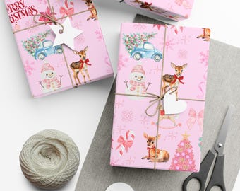Puede incluir: Papel de regalo rosa con un patrón repetido de renos, muñecos de nieve, árboles de Navidad, bastones de caramelo y copos de nieve. El papel está envuelto alrededor de una caja de regalo con una etiqueta blanca en forma de corazón y un lazo de cuerda marrón.