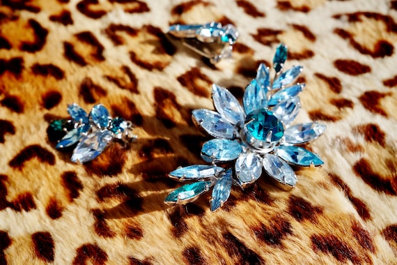 1950s Signed Regency Blue Rhinestone Flower Brooch And Earring Set / Regency Flower Brooch / Regency Daisy Brooch and Earrings