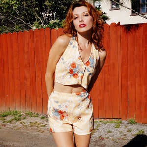 1970er Jahre Gelber Playsuit / 1970er Shorts und Neckholder Top Set / 1970er Jahre Polyester Co-Ord