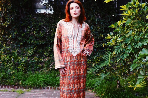 1960s Novelty Print Satin Kaftan / Egyptian Print… - image 2