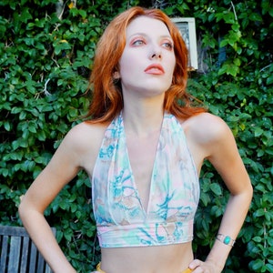 1970s Novelty Print Halter Top / 1970s Pastel Halter Top / 1970s Cropped Halter Top / 1970s Crop Top / 1970s Halter Top