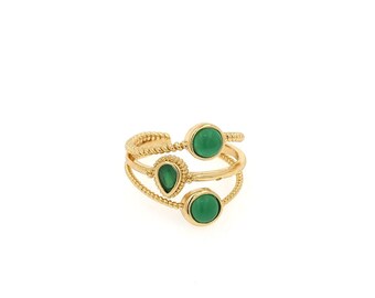 Puede incluir: Anillo de oro con tres piedras verdes. El anillo está hecho de alambre de oro trenzado y tiene una piedra en forma de lágrima en el centro.