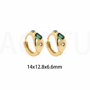 Op de afbeelding: Een paar gouden creolen met een groene en heldere steentjesaccent. De oorbellen zijn 14x12,8x6,6 mm.