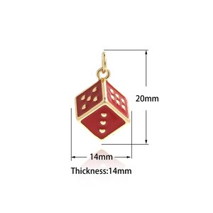 Può includere: Ciondolo a forma di dado in oro con smalto rosso e punti bianchi. Il ciondolo è largo 14 mm e alto 20 mm.