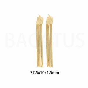 Puede incluir: Un par de pendientes colgantes de tono dorado con un diseño de borla de cadena. Los pendientes miden 77,5 mm de largo, 10 mm de ancho y 1,5 mm de grosor.