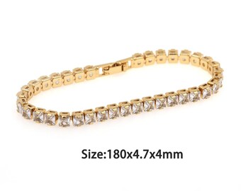 Puede incluir: Un brazalete dorado con una fila de piedras cuadradas transparentes. Tamaño: 180x4.7x4mm.