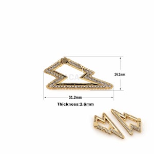 Puede incluir: Cierre en forma de rayo dorado con piedras de circonita cúbica transparentes. El cierre mide 7,9 cm de largo, 3,6 cm de alto y 0,36 cm de grosor.