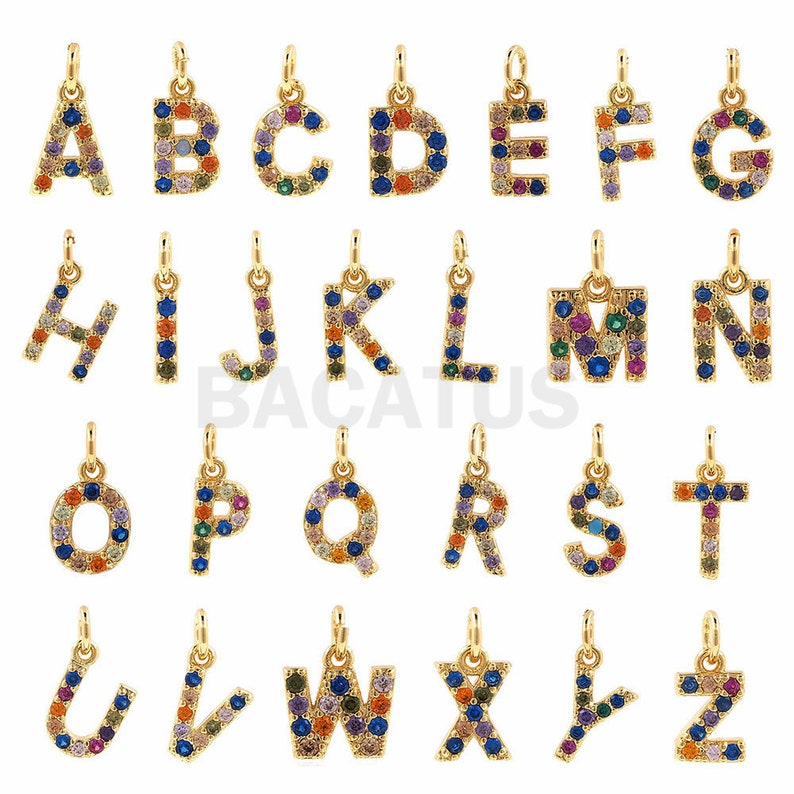 Puede incluir: Un conjunto de 26 abalorios de letras del alfabeto de tono dorado, cada letra est&aacute; incrustada con piedras preciosas de colores. Los abalorios son perfectos para agregar un toque personalizado a collares, pulseras o llaveros.