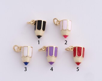 Può includere: Cinque ciondoli a forma di matita colorata con dettagli dorati. Ogni ciondolo presenta un colore diverso: nero, rosa, blu, viola e rosso. I ciondoli sono piccoli, dettagliati e adatti per la creazione di gioielli o progetti di artigianato.