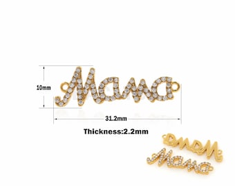 Puede incluir: Encanto de metal dorado con la palabra "Mama" escrita en letras cursivas. El encanto está decorado con diamantes de imitación transparentes y tiene un bucle en cada extremo para sujetarlo a joyas. El encanto mide 31,2 mm de largo y 10 mm de alto.