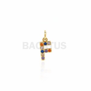 Puede incluir: Encanto de oro en forma de la letra F, con piedras preciosas de colores. El encanto es perfecto para agregar un toque personalizado a collares, pulseras o llaveros.