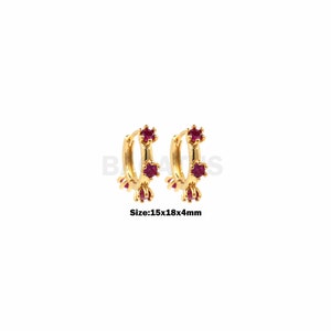 Könnte beinhalten: Goldene Creolen mit drei kleinen roten Edelsteinen. Größe: 15x18x4mm.