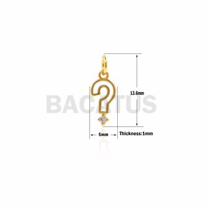Peut inclure: Breloque en or en forme de point d'interrogation avec un petit strass transparent. Le breloque mesure 13,6 mm de haut et 5 mm de large. Le breloque est épais de 1 mm.