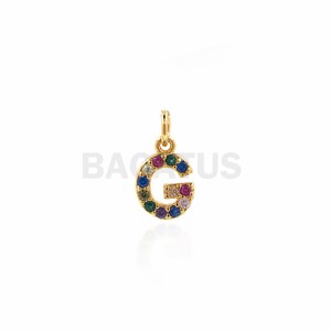 Puede incluir: Encanto de tono dorado con la letra G, adornado con piedras preciosas de colores.