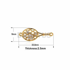 Puede incluir: Encanto de raqueta de tenis de tono dorado con acentos de cristal transparente. El encanto mide 23,8 mm de largo y 9 mm de ancho. Grosor: 2,5 mm.