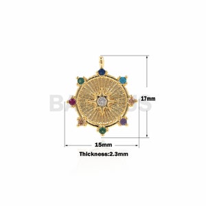 K&ouml;nnte beinhalten: Goldfarbener Anh&auml;nger mit einem Sternburst-Design und bunten Edelsteinen. Der Anh&auml;nger misst 15 mm im Durchmesser und 2,3 mm in der Dicke.