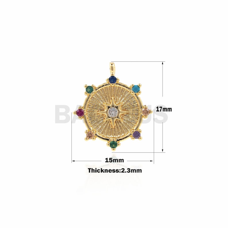 K&ouml;nnte beinhalten: Goldfarbener Anh&auml;nger mit einem Sternburst-Design und bunten Edelsteinen. Der Anh&auml;nger misst 15 mm im Durchmesser und 2,3 mm in der Dicke.