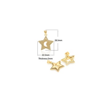 Könnte beinhalten: Goldfarbener Anhänger mit einem Stern mit einem Halbmond-Ausschnitt, verziert mit klaren Zirkonia-Steinen. Der Anhänger ist 22,5 mm breit und 28,5 mm hoch und 3 mm dick.