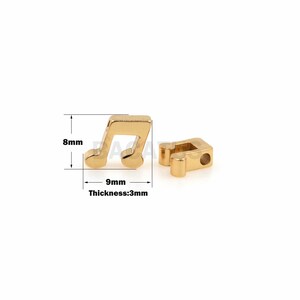 Op de afbeelding: Gouden metalen muzieknoot bedel met een gat om aan een armband of ketting te bevestigen. De bedel is 8 mm hoog en 9 mm breed.