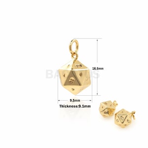 Può includere: Ciondolo pendente in metallo dorato a forma di dado a venti facce con i numeri da 1 a 20. Il ciondolo è alto 4,2 cm e largo 2,4 cm. Il ciondolo è spesso 0,9 cm.