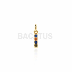 Puede incluir: Encanto de oro con una fila vertical de cinco piedras preciosas de colores. Las piedras preciosas son azules, naranjas, azules, naranjas y verdes.