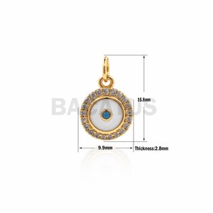 Peut inclure: Pendentif en or en forme d'œil maléfique avec émail blanc et centre bleu, entouré de pierres de zircone cubique transparentes. Le pendentif mesure 15,8 mm de diamètre et 2,8 mm d'épaisseur.