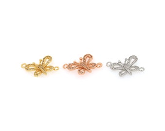 Op de afbeelding: Drie vlinder-vormige sluitingen in goud, rosé goud en zilver. Elke sluiting heeft een kristal-achtige afwerking en twee lussen om aan sieraden te bevestigen.