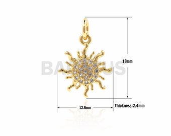 Può includere: Ciondolo a forma di sole dorato con accenti di cristallo trasparente. Il ciondolo è largo 12,5 mm e alto 18 mm. Lo spessore è di 2,4 mm.