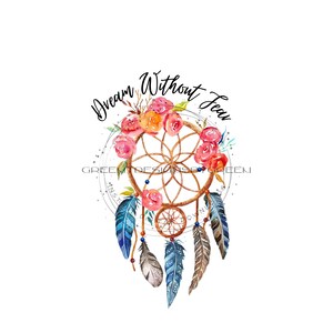Op de afbeelding: Een aquarel-illustratie van een droomvanger met roze en oranje bloemen, blauwe en bruine veren en de tekst "Dream Without Fear".