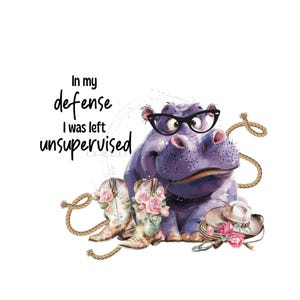 Paars getint nijlpaard, png-bestand voor sublimatie"Ter my defense, I was left unsupervised"omringd door cowboylaarzen, hoed en touw: schattig nijlpaard
