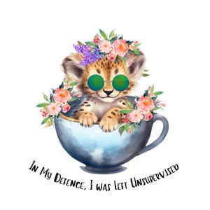 Speels tijgerwelpje in theekopje met wilde bloemen en zonnebril, png-bestand voor sublimatie. Tijger digitale clipart "In My Defense I Was Left Unsupervised"