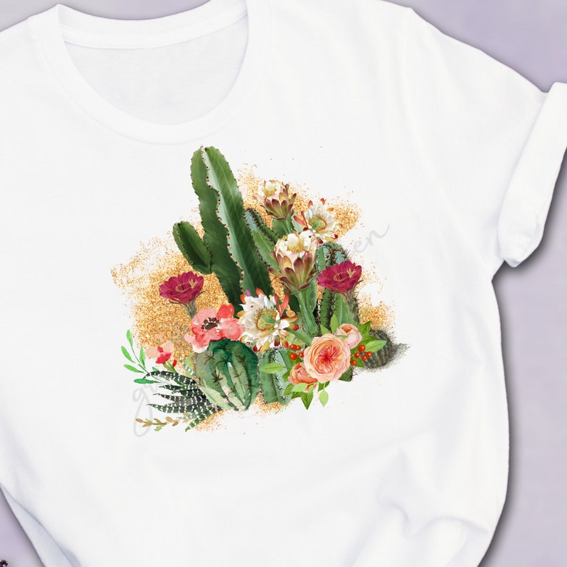 K&ouml;nnte beinhalten: Ein wei&szlig;es T-Shirt mit einem grafischen Druck von einem Kaktus und Blumen. Der Kaktus ist gr&uuml;n und hat Stacheln. Die Blumen sind rosa, rot und wei&szlig;. Der Hintergrund ist ein goldener Glitzer.