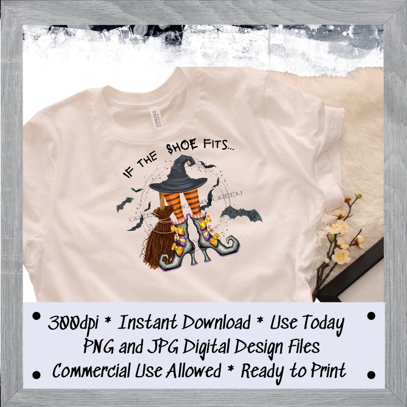 Puede incluir: Una camiseta blanca con un gr&aacute;fico de piernas de bruja que llevan medias rayadas negras y naranjas y zapatos negros con lazos amarillos. El texto "IF THE SHOE FITS..." est&aacute; por encima del gr&aacute;fico.