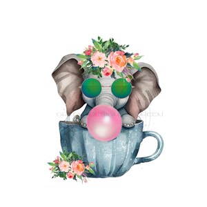 Elefante divertido PNG Descarga digital, Elefante humorístico PNG, Elefante en taza de té azul con gafas de sol y masticando chicle.