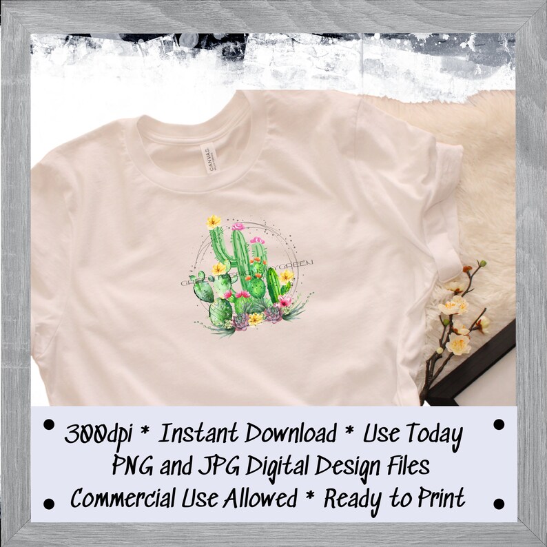 Może przedstawiać: Biały t-shirt z akwarelowym wzorem ogrodu kaktusowego z r&oacute;żowymi i ż&oacute;łtymi kwiatami. Tekst "GREEN" jest napisany w k&oacute;łku wok&oacute;ł kaktusa. Tekst "300dpi * Natychmiastowe pobranie * Użyj dzisiaj PNG i JPG Pliki projektu cyfrowego * Użytkowanie komercyjne dozwolone * Gotowe do druku" jest napisany pod obrazem.