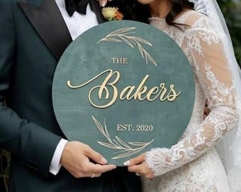Cartello personalizzato per il libro degli ospiti del matrimonio: nome della famiglia inciso, decorazione rustica.