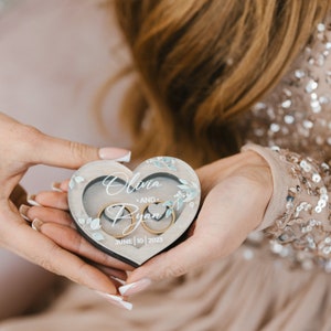 Ringdragerdoos voor huwelijksceremonie, gepersonaliseerde verlovingsringdoos met glazen deksel, ringdragerkussen, rustiek huwelijksdecor afbeelding 9