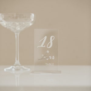 Número da mesa de casamento em acrílico botânico: decoração minimalista