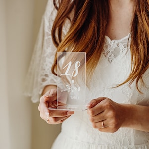 Letrero de acrílico transparente para mesa de boda: Decoración floral minimalista