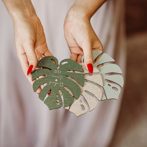 Faveurs de mariage tropicales pour le mariage sur la plage Faveurs personnalisées pour les invités en vrac Faveurs Monstera Coaster Faveurs de mariage personnalisées image 6