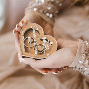 Ringdragerdoos voor huwelijksceremonie, gepersonaliseerde verlovingsringdoos met glazen deksel, ringdragerkussen, rustiek huwelijksdecor afbeelding 2