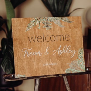 Plaque de bienvenue florale pour mariage : décoration en bois personnalisée