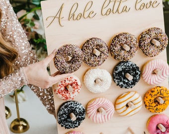 Donut wanddecoraties voor bruiloftsreceptie, gepersonaliseerde rustieke bruiloft tafeldecoratie, houten donuthouder, desserttafel displaystandaard