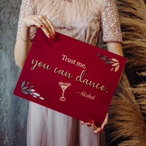 Placa engraçada de bebida: decoração personalizada de bar aberto para casamento