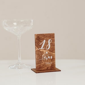 Numéros de table de mariage avec motif floral, cartes avec numéros de table, décoration de mariage rustique, centre de table pour une réception de mariage