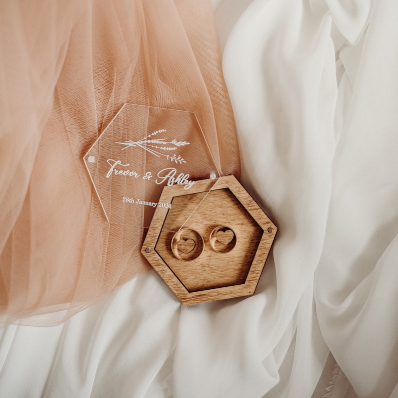 Ringdragerdoos voor huwelijksceremonie, gepersonaliseerde verlovingsringdoos met glazen deksel, ringdragerkussen, rustiek huwelijksdecor afbeelding 6