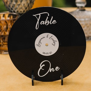Retro bruiloft tafelnummers en stoelenset, feestdecor met muziekthema, zwarte acrylplaat, tafelnummers en plattegrond